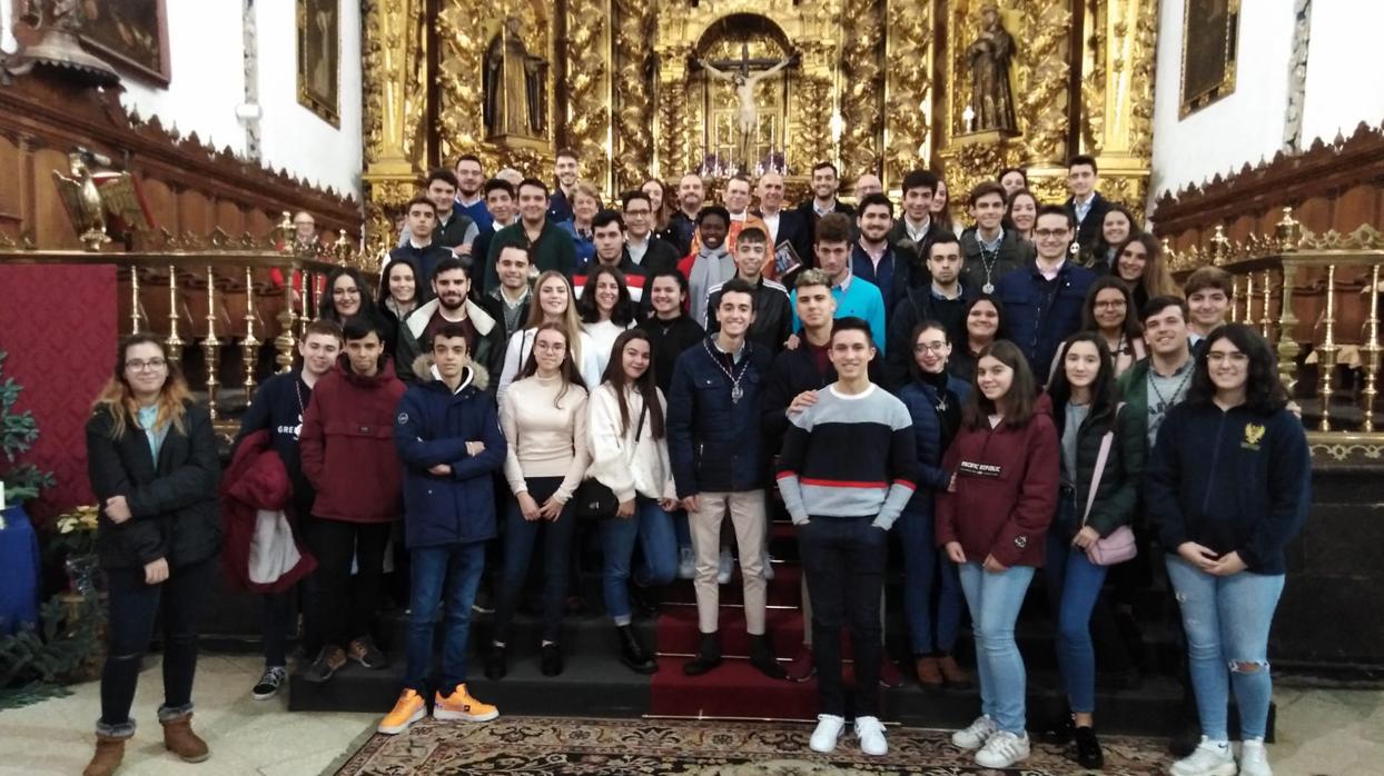 Foto de familia en el encuentro de grupos jóvenes del Domingo de Ramos