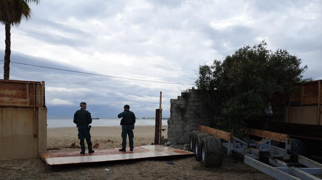 Dos guardias civiles, en la entrada al narcoembarcadero intervenido en Los Barrios