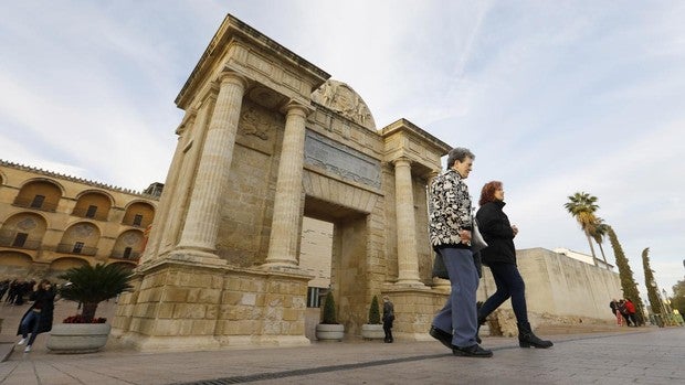 Cultura impide la iluminación artística de la Puerta del Puente de Córdoba