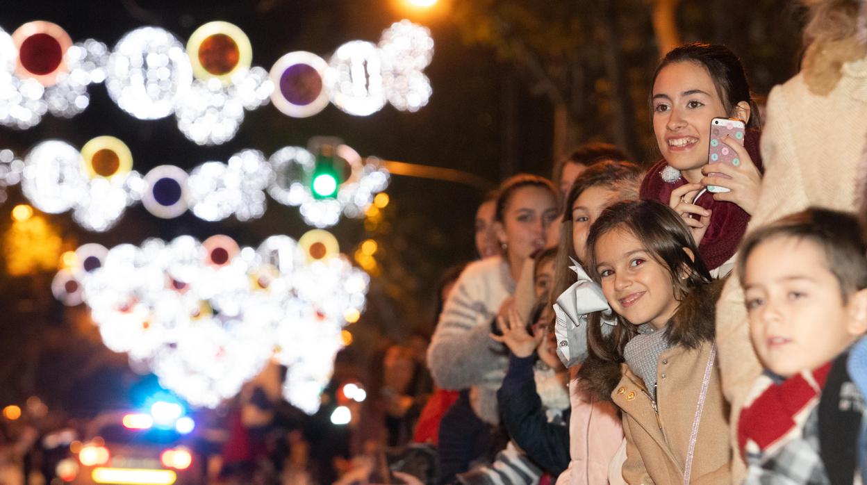 Un grupo de niños pendientes de la Cabalgata de Reyes Magos de Córdoba 2018