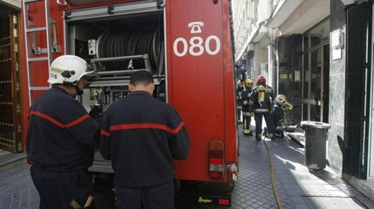 Los bomberos durante una intervención en una foto de archivo