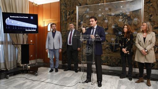 El alcalde, durante la presentación del espectáculo navideño de Cruz Conde