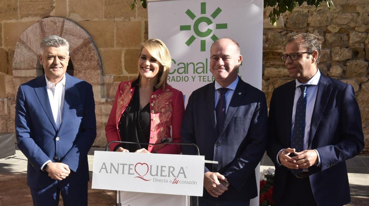 Los periodistas Modesto Barragán y Paz Santana, el alcalde de Antequera, Manuel Barón, y el director general de Canal Sur, Juan de Dios Mellado