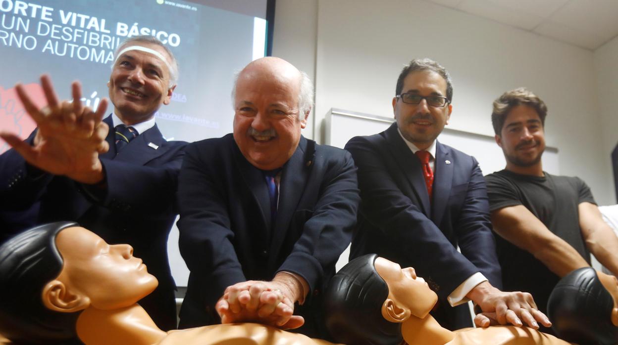 El consejero Jesús Aguirre durante la visita este miércoles en el Hospital Reina Sofía