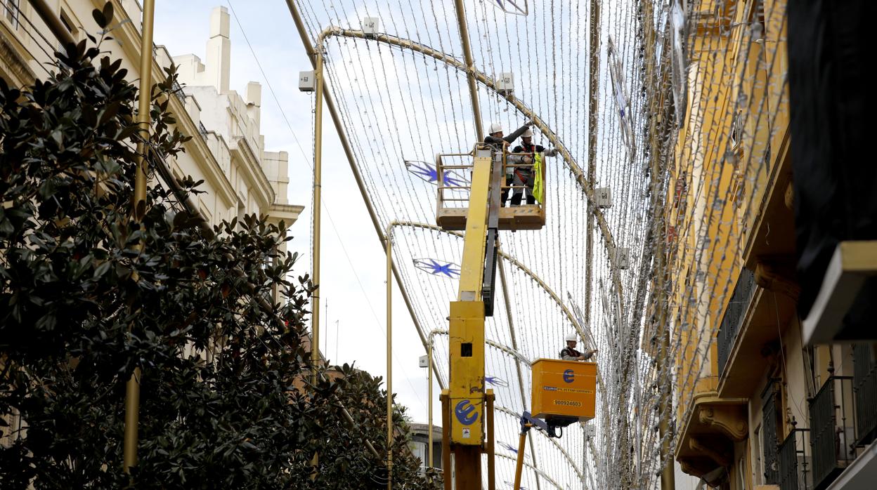 Operarios de Iluminaciones Ximénez culminando la instlación del espectáculo de luz y sonido navideño