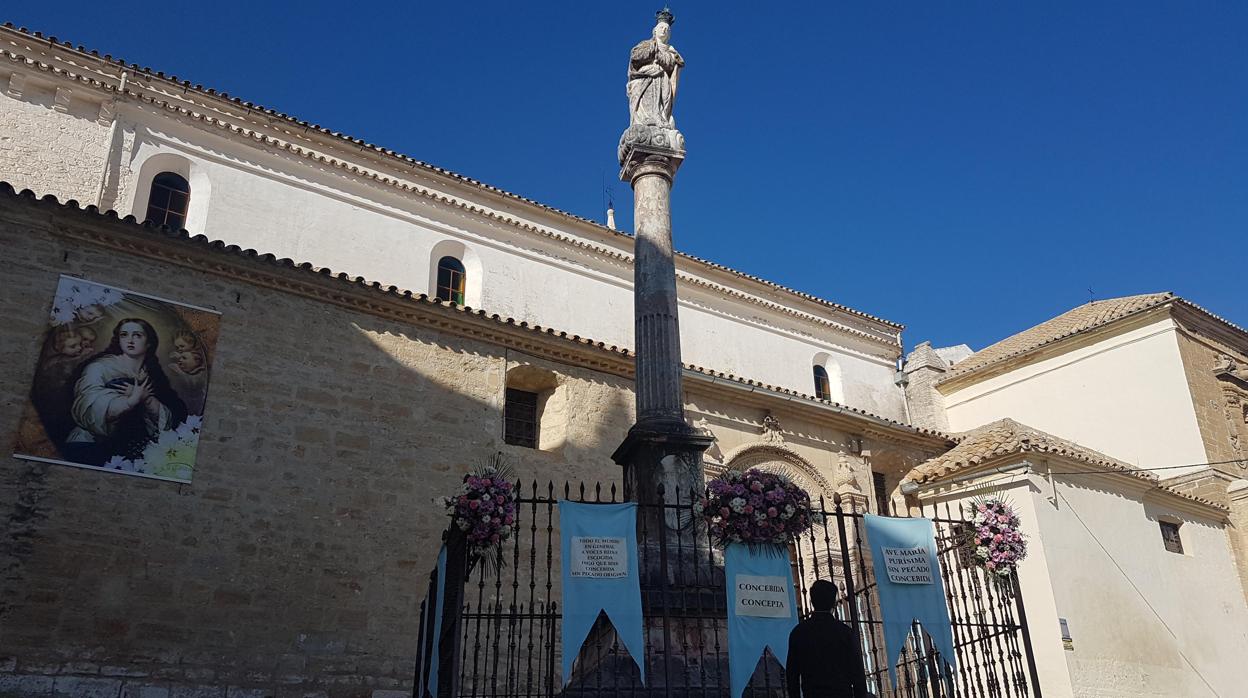 Triundo de la Inmaculada junto a la parroquia del Soterrano de Aguilar de la Frontera