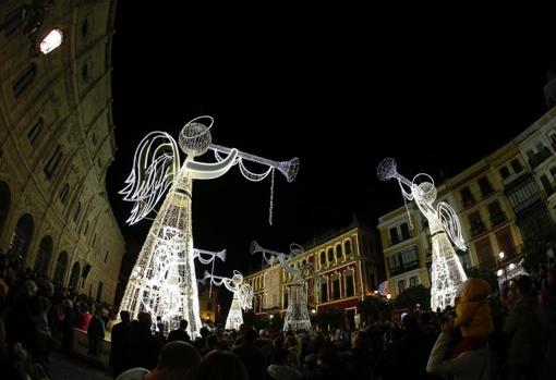 Ángeles luminosos gigantes en la Plaza de San Francisco de Sevilla