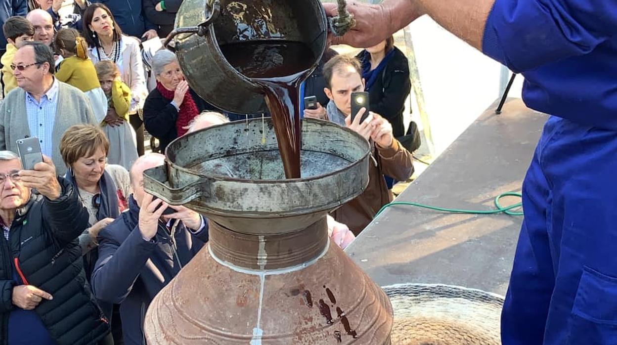 Extracción del primer aceite con una prensa de husillo en el marco de la Fiesta de la Aceituna