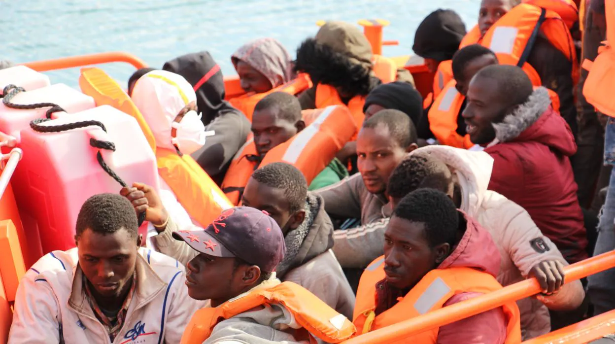 Imagen de una embarcación de Salvamento Marítimo tras rescatar a los inmigrantes de la patera