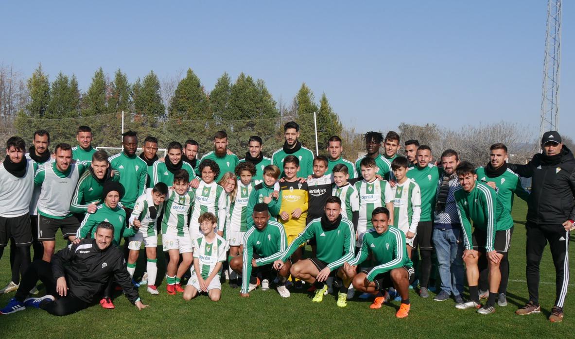 Los jugadores del Córdoba, con un grupo de jugadores de base