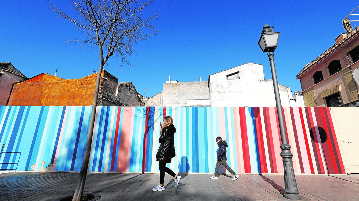 Muro en la Ribera con barras que representan el aumento global de las temperaturas