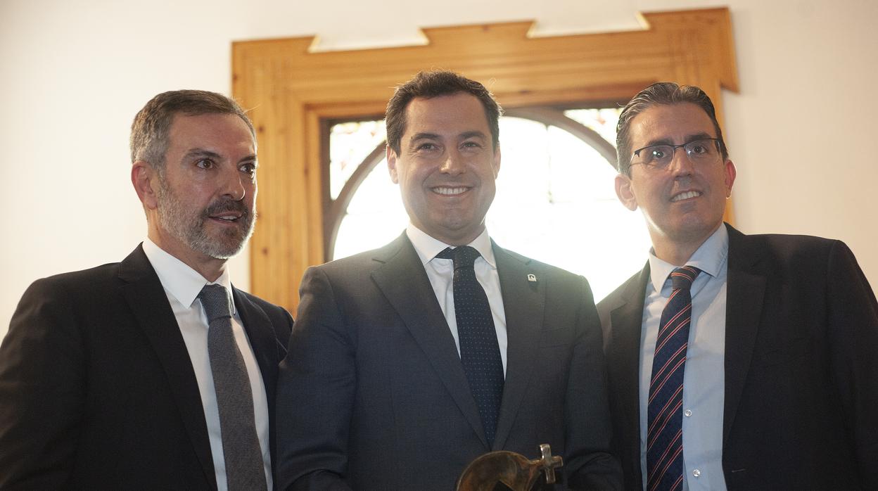 El director de Cope Andalucía, Adolfo Arjona, el presidente de la Junta de Andalucía, Juanma Moreno, y el director general de la Fundación Unicaja, SergioCorral.