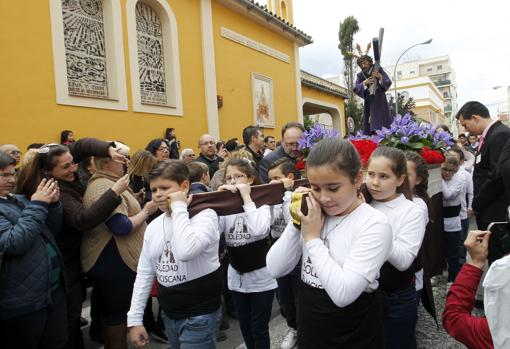 Procesión infantil del colegio franciscano de Guadalupe, en que colabora la hermandad de la Soledad