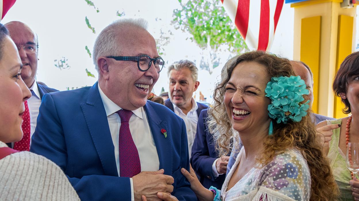 Imagen de archivo de Marta Escrivá con el ex consejero Maldonado en la Feria de Abril de Sevilla