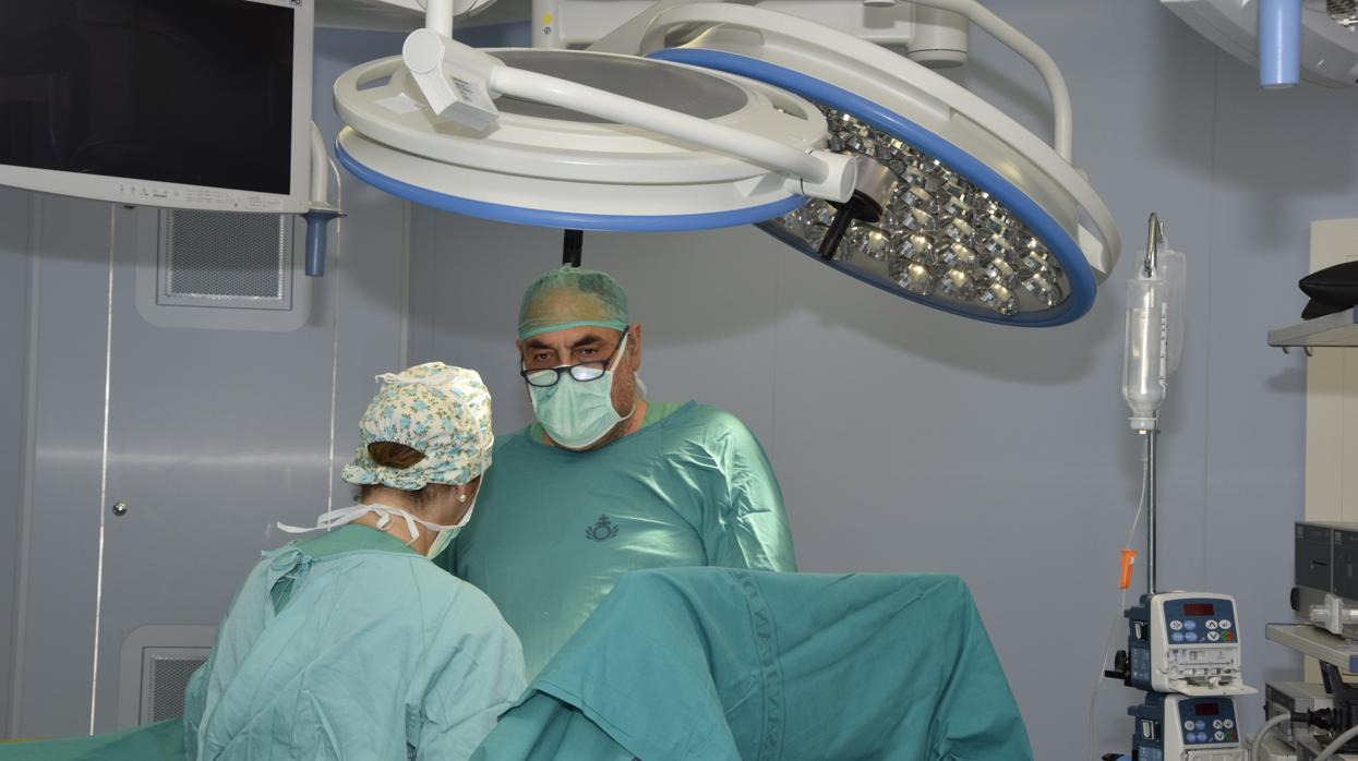 El Hospital San Juan de Dios de Córdoba opera por laparoscopia un extraño tumor suprarrenal