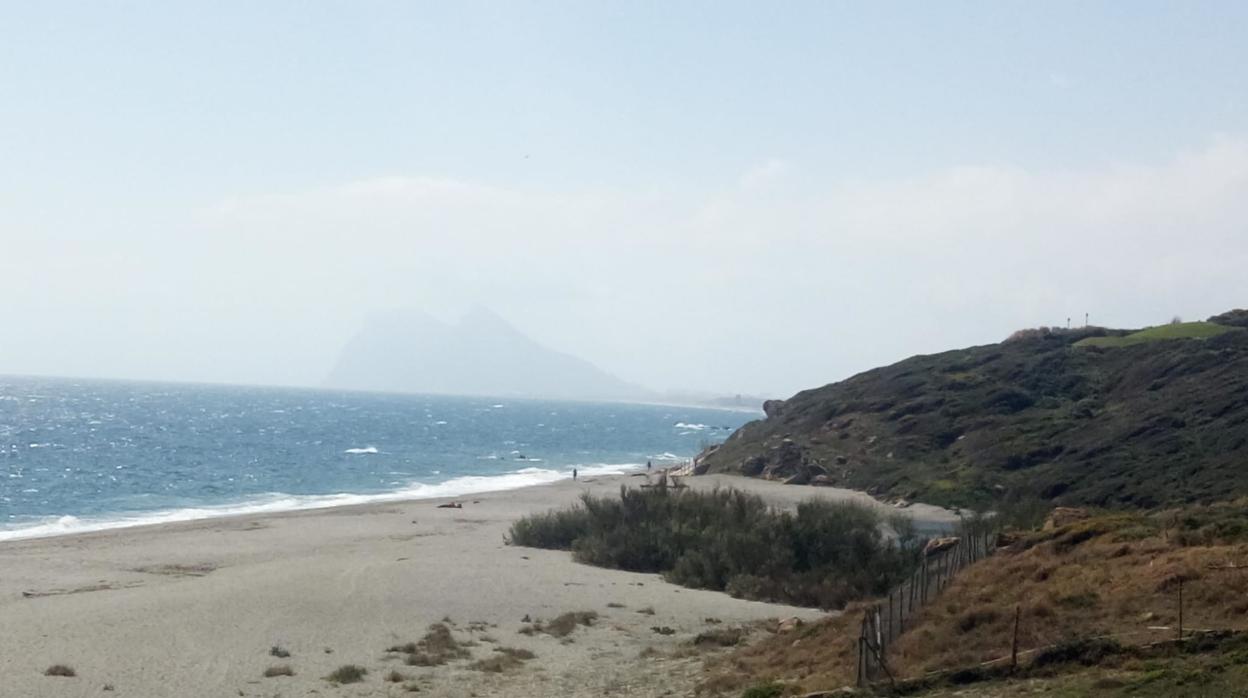 Imagen de archivo de la zona litoral de San Roque y La Línea, con el Peñón de Gibraltar al fondo