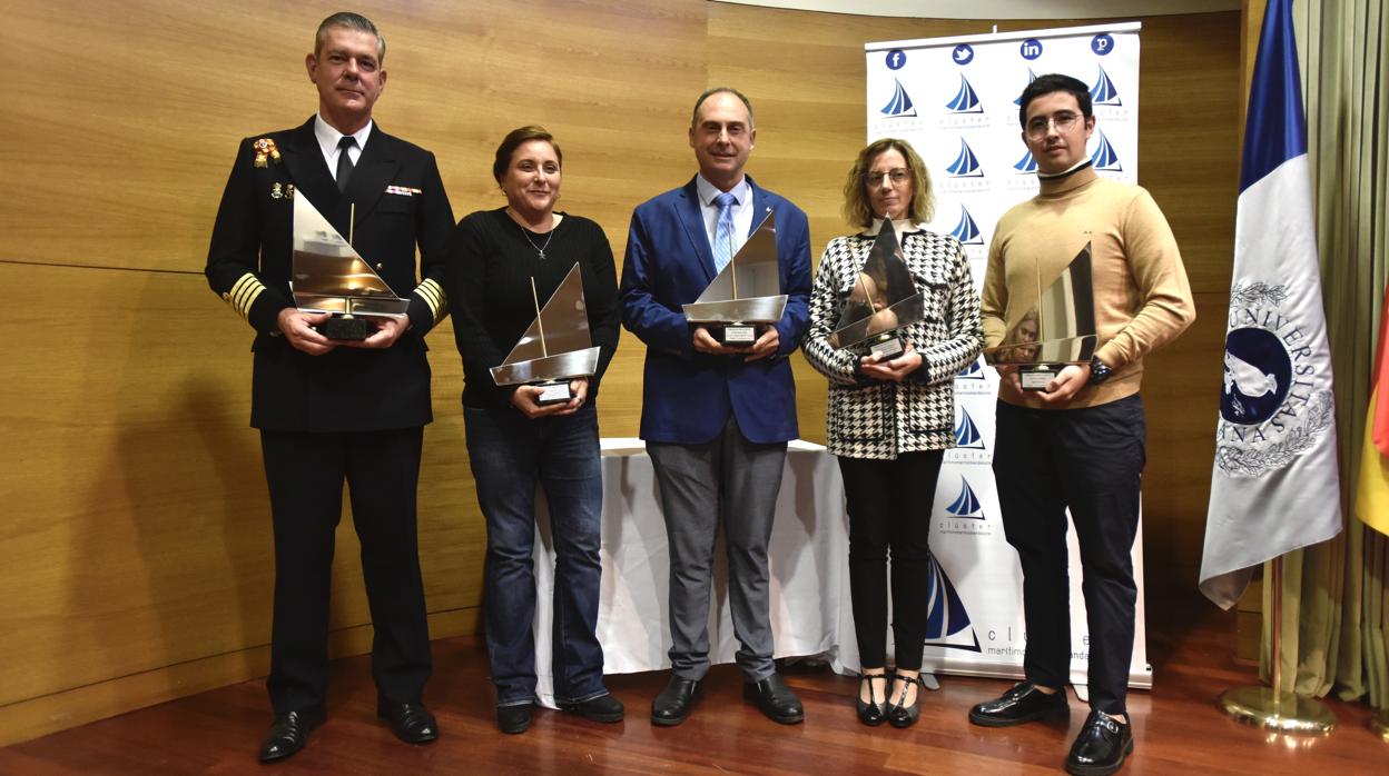 Foto de familia de los galardonados en la segunda edición de los Premios Proa