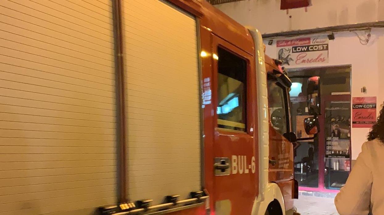 Los bomberos durante su intervención este viernes