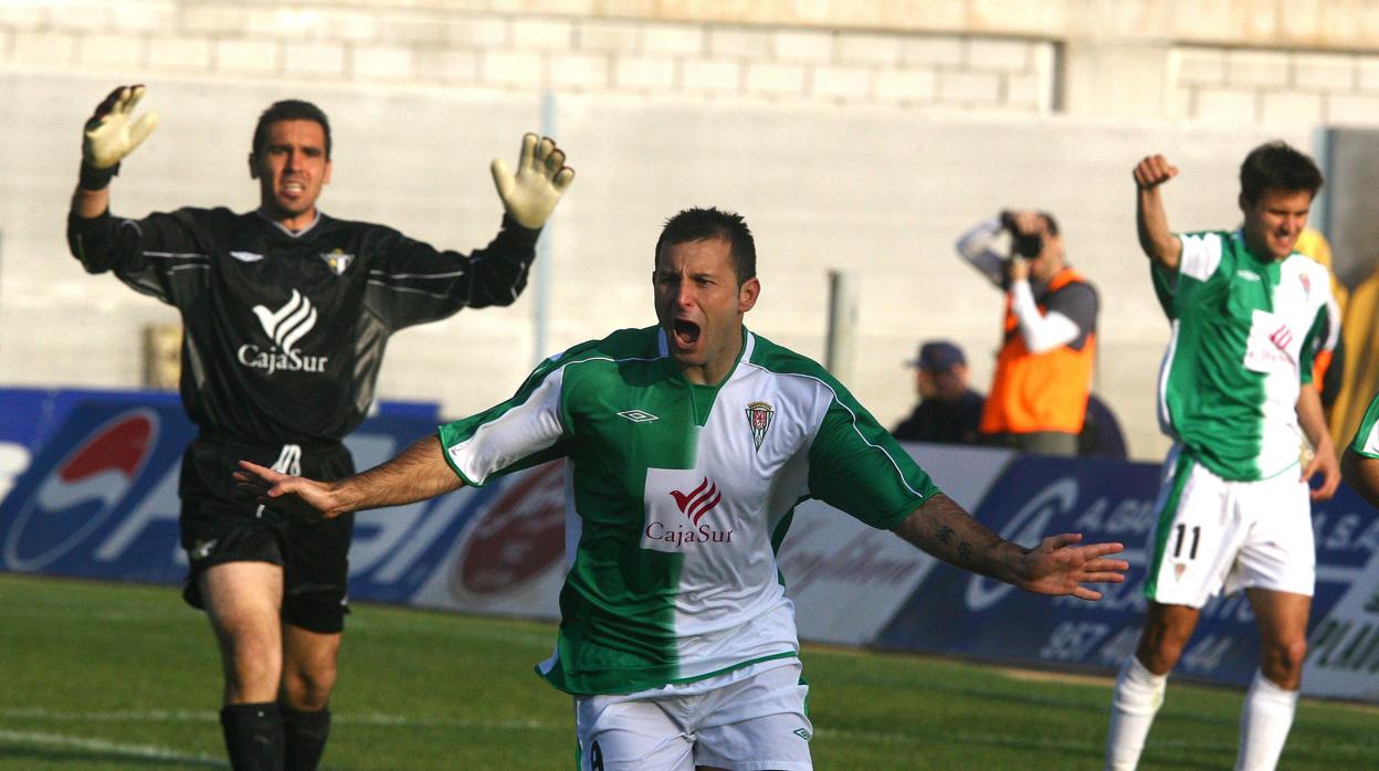 Javi Moreno celebra su gol ante el Écija