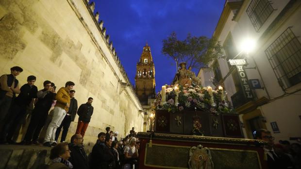 El colegio de la Divina Pastora cumple un sueño llegando en procesión a la Catedral