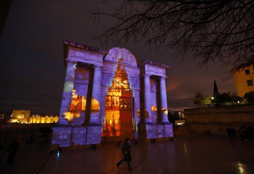 La torre de la Mezquita-Catedral proyectada sobre la Puerta del Puente