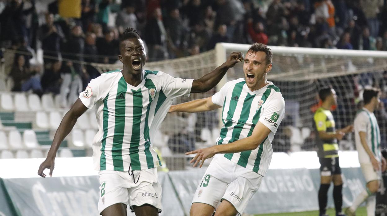 Djetei e Imanol celebran el segundo gol ante el Sanluqueño