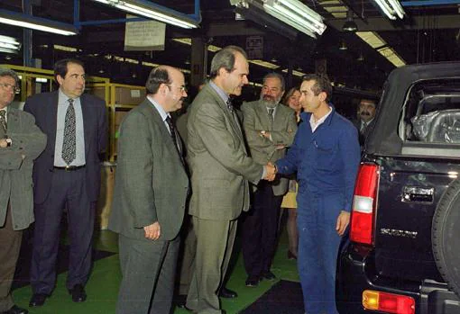 En 1999, el expresidente de la Junta Manuel Chaves visita con Gaspar Zarrías la fábrica Santana, ubicada en Linares (Jaaén), intervenida por la Administración autonómica