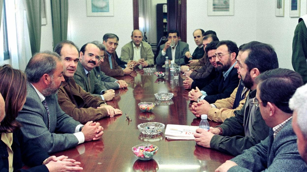 Manuel Chaves, Gaspar Zarrías y Guillermo Gutiérrez reunidos con el comité de empresa de Cárnicas Molina el 16 de enero de 1999. En la misma mesa está sentado el conseguidor de los ERE Juan Lanzas (segundo por la derecha)