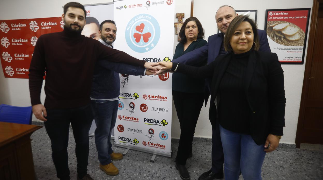 Foto de familia de los colaboradores en la comida para personas sin hogar de Cáritas