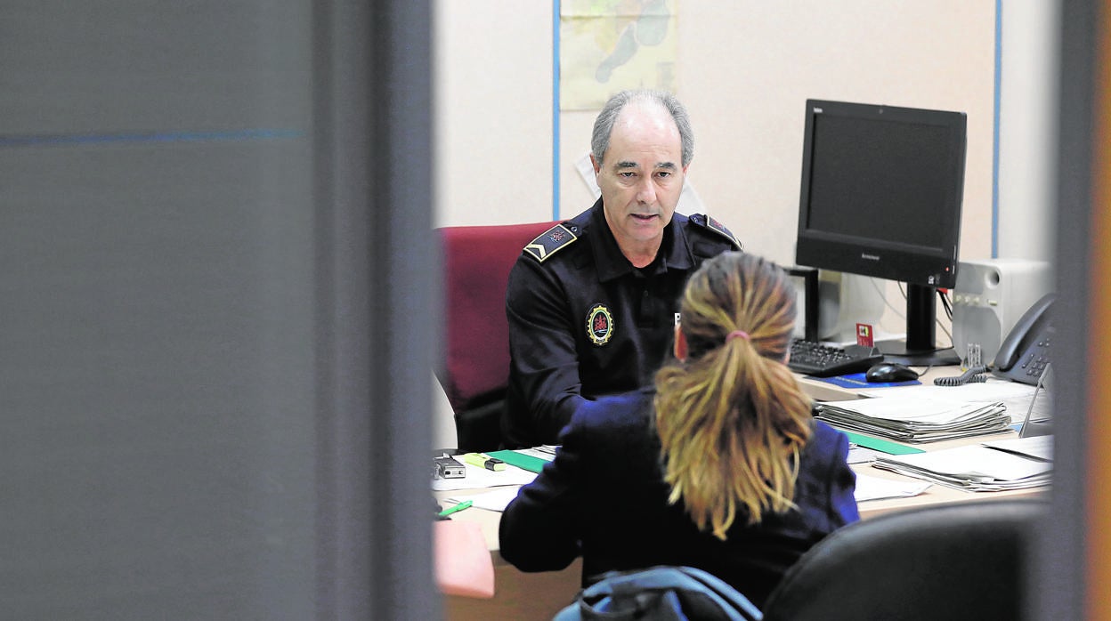 El intendente de la Policía Local, Andrés García durante la entrevista a ABC