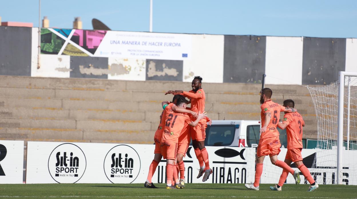 Los jugadores del Córdoba celebran su último gol