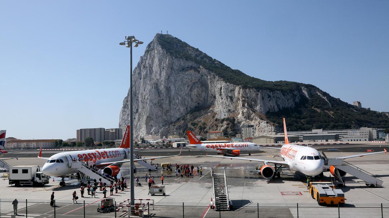 Varios aviones de la compañlía easyJet, en el aeropuerto de Gibraltar
