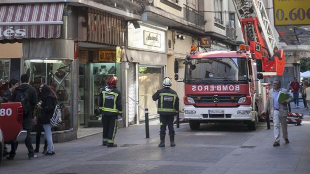 Tres heridos en un incendio en un piso de la calle Poeta Francisco Arévalo de Córdoba