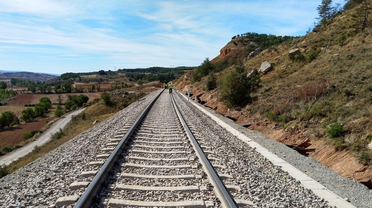 Operarios trabajan en el mantenimiento de vías