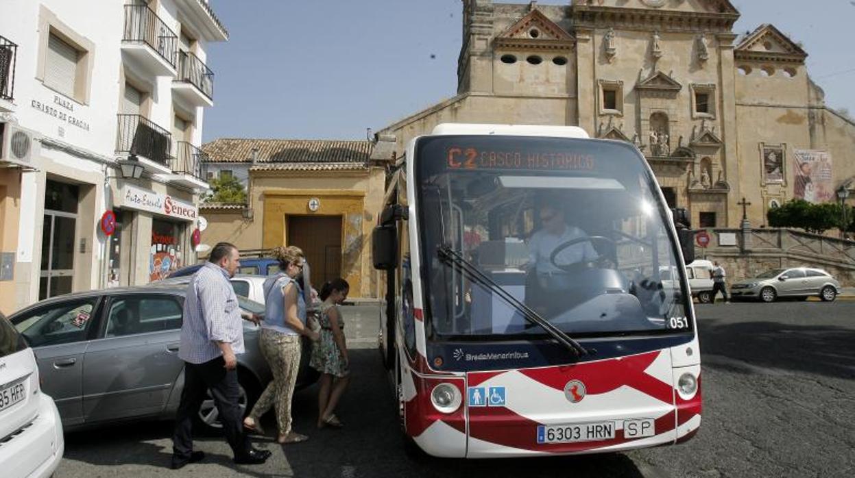 Un microbús de Aucorsa de camino al Casco histórico de Córdoba