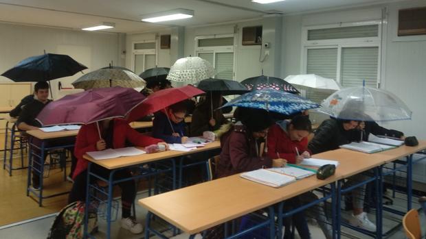 Borrasca Elsa: con paraguas y botas de agua a clase en Huelva