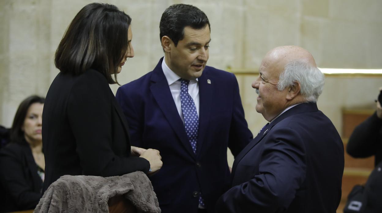 El presidente andaluz, Juanma Moreno, junto a Loles López y Jesús Aguirre