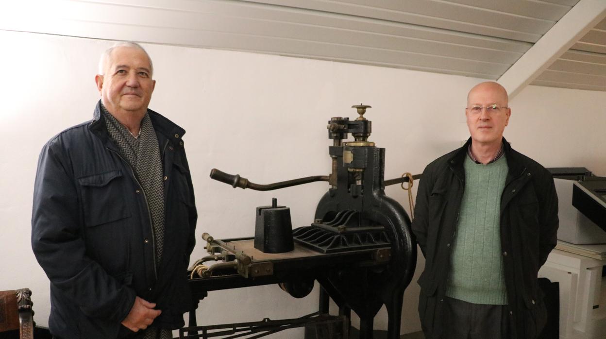 Francisco López y Francisco Tenllado junto a una de las imprentas depositadas en el museo de Lucena