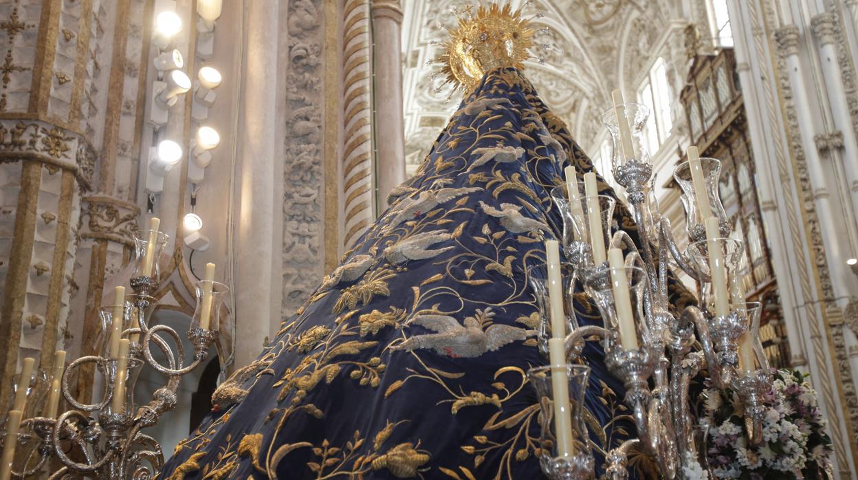 El manto de las palomas, sobre los hombros de la Virgen de los Dolores de Córdoba