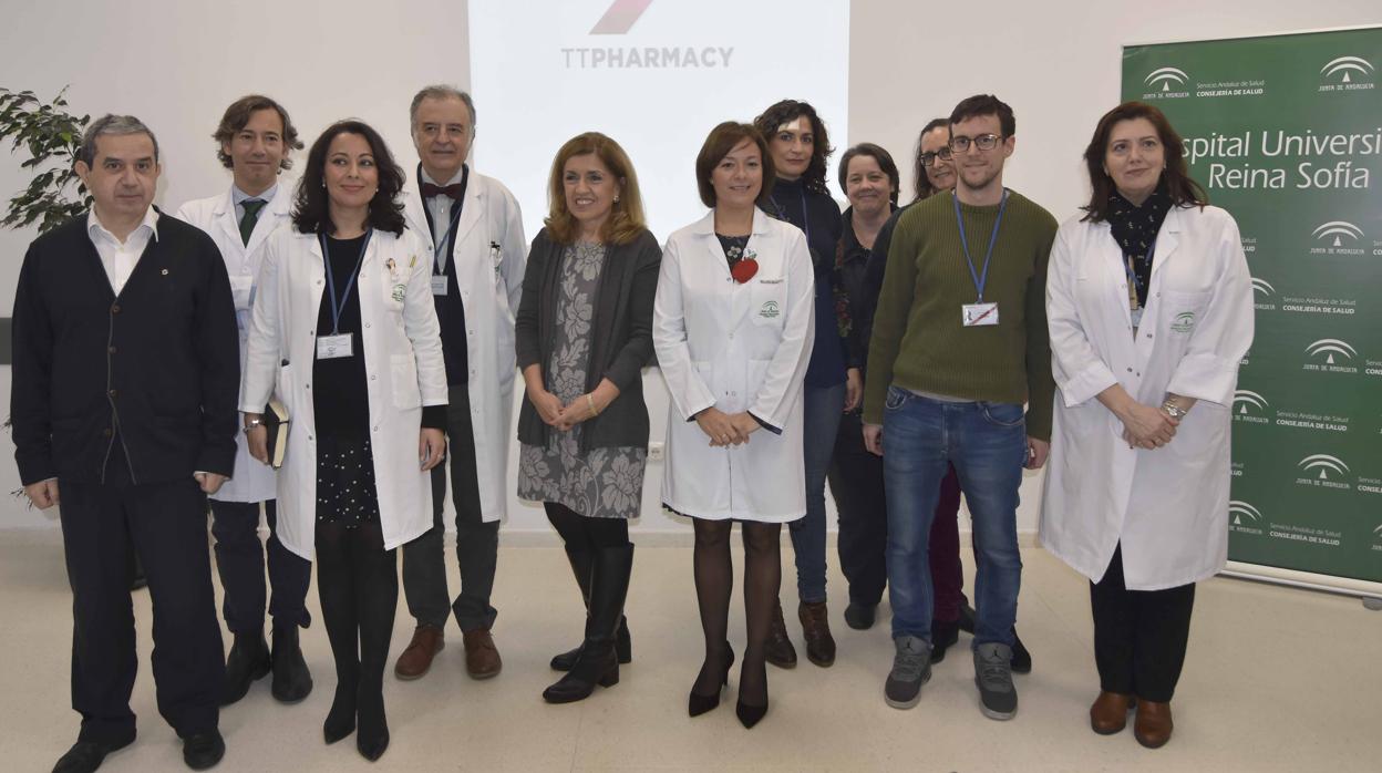 La delegada de Salud y la directora del hospital, con los profesionales que han puesto en marcha el programa