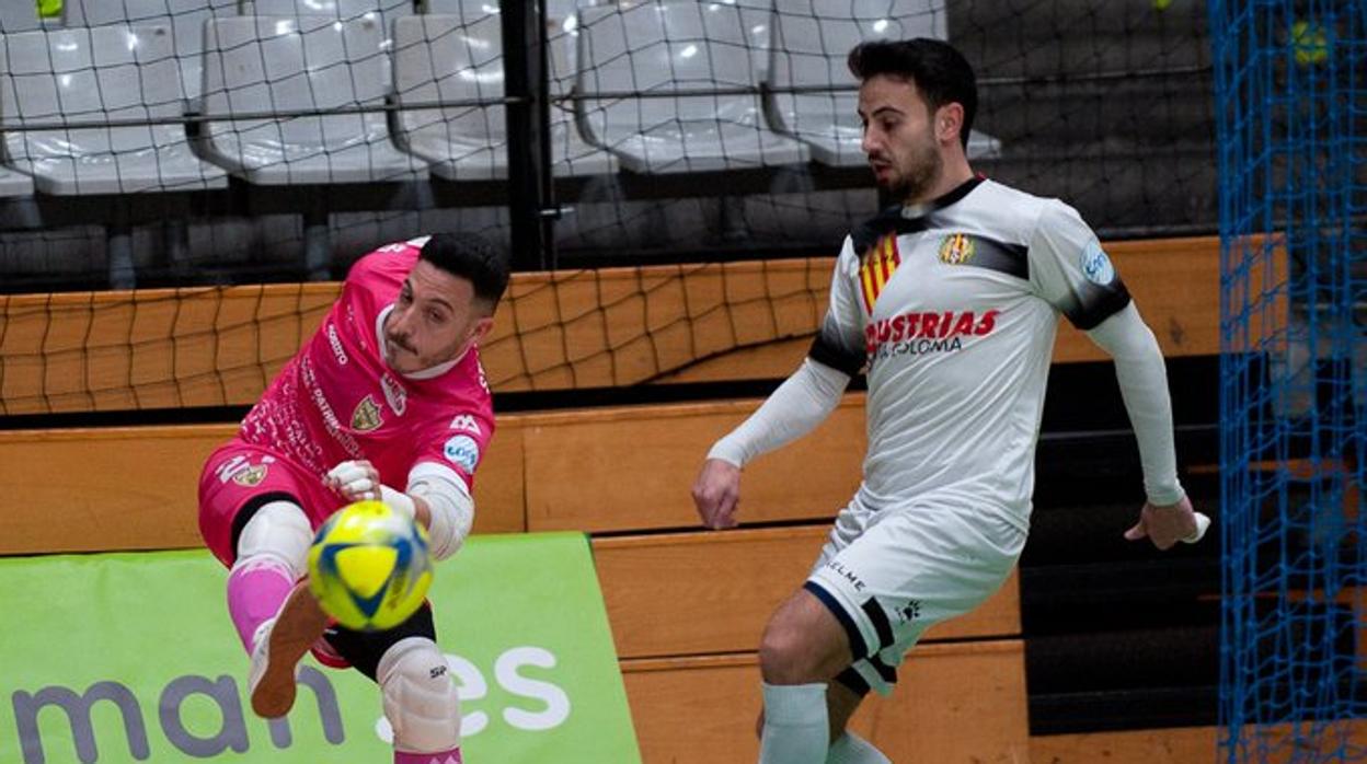 Cristian despeja ante un jugador del Santa Coloma