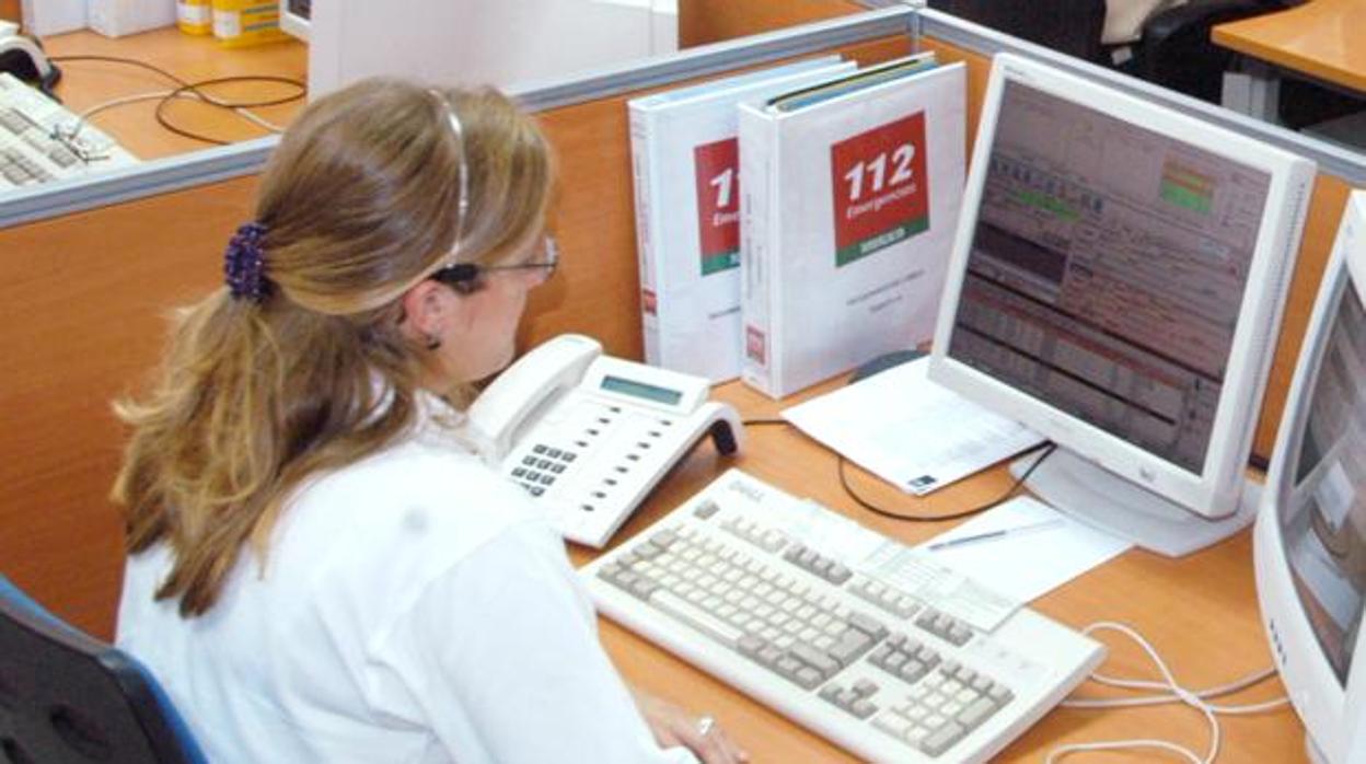 Un técnico del Servicio de Emergencias 112 de Andalucía