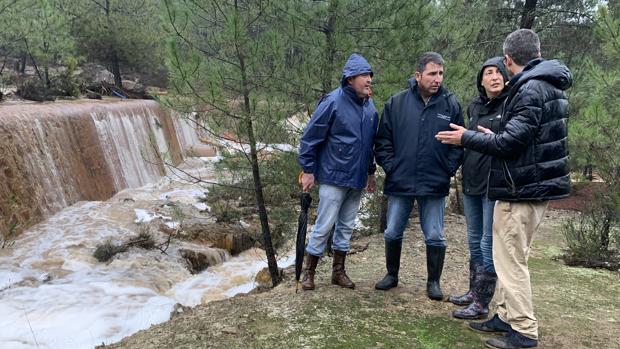 Partido Popular y PSOE visitan Nerva para culparse mutuamente de la riada