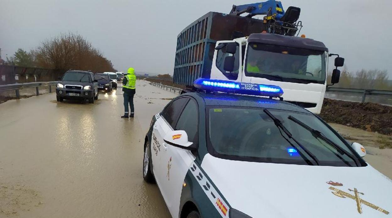 La Guardia Civil regula el tráfico en una carretera de Jaén afectada por el temporal