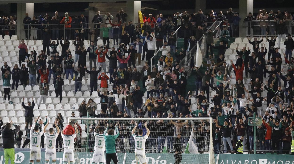 Los jugadores del Córdoba celebran con su afición