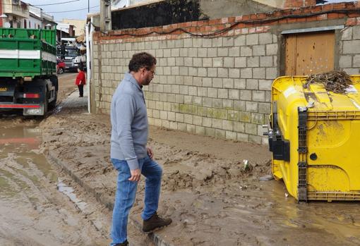 El concejal de Infraestructuras, durante su visita a la barriada de Los Ángeles