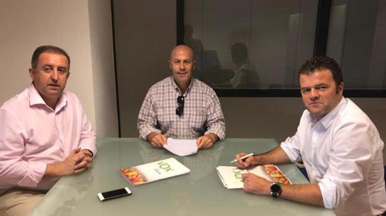 Francisco Barrionuevo y Antonio López, junto a su compañero de partido José Ignacio Cerrudo