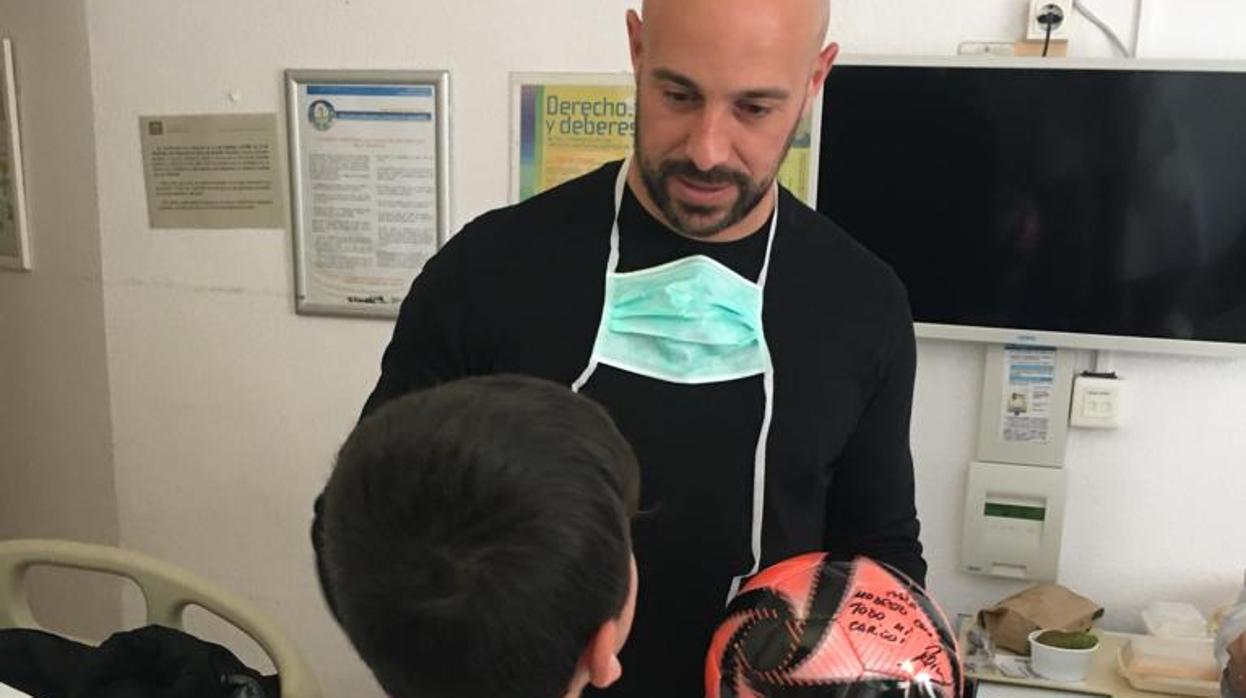 El portero cordobés dedica balones los niños ingresados en el hospital Reina Sofía