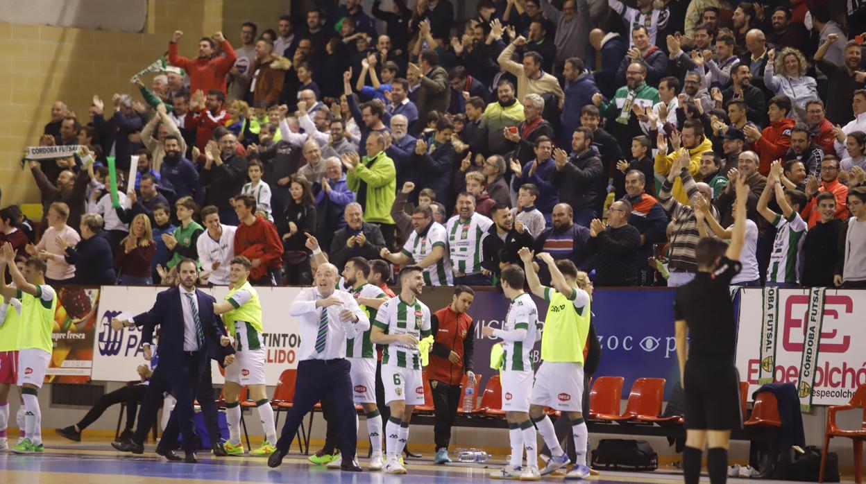 Los jugadores del Córdoba Patrimonio de la Humanidad celebran un penalti en un Vista Alegre repleto