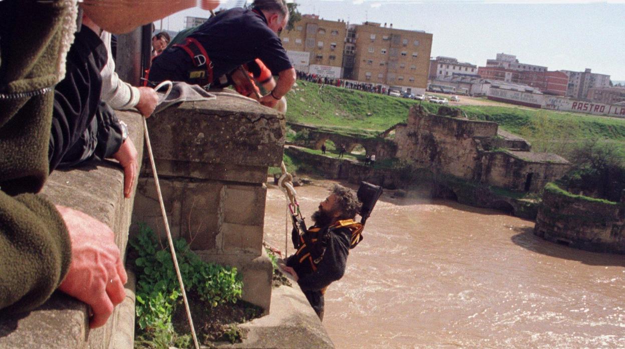 Bomberos durante un rescate en una imagen de archivo